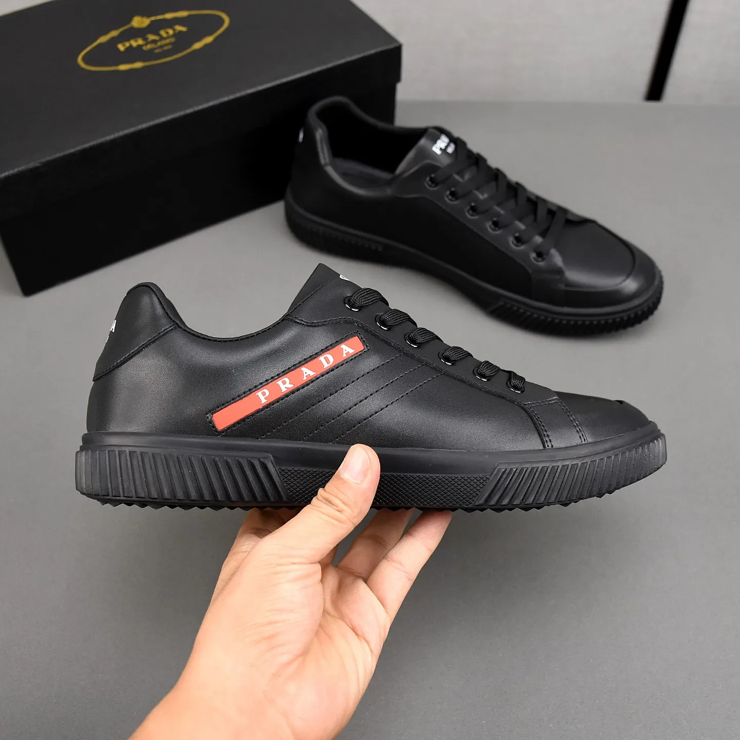 PP420👟👟👟Prada set off the audience! Prada, an international brand that is constantly innovating, this men's casual shoe, the original version, made of cowhide leather at a ratio of one to one at the store, with leather feet and rubber non-slip outsole, breathable and comfortable, quality speaks for itself👄38-44
